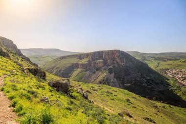 Mount Arbel ve İsrail kayalarda