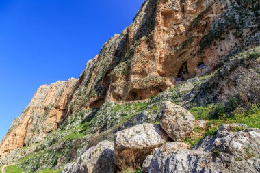 Mount Arbel ve İsrail kayalarda