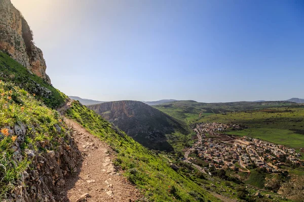 Mount Arbel ve İsrail kayalarda