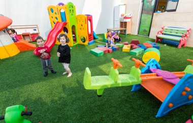 Rehovot, İsrail-Kasım 14.2016:kindergarten öğretmen öğretir ve çocuklarla oynuyor