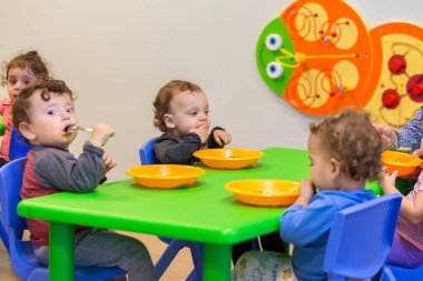 Rehovot, İsrail-Kasım 14.2016:Children anaokulunda yemek öğle yemeği