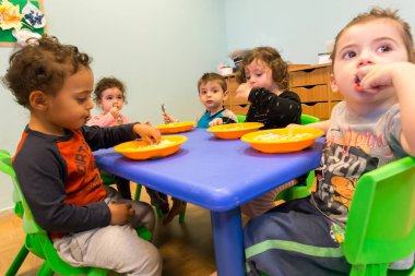 Rehovot, İsrail-Kasım 14.2016:Children anaokulunda yemek öğle yemeği