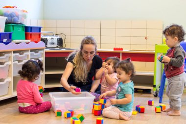 Rehovot, İsrail-Kasım 14.2016:kindergarten öğretmen öğretir ve çocuklarla oynuyor