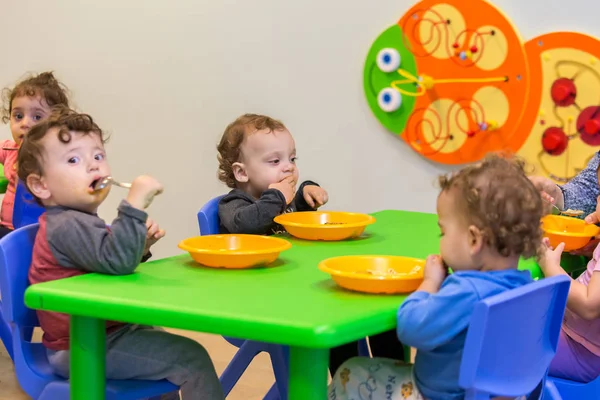 Rehovot, İsrail-Kasım 14.2016:Children anaokulunda yemek öğle yemeği