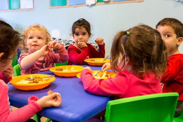 Rehovot, İsrail-Kasım 14.2016:Children anaokulunda yemek öğle yemeği