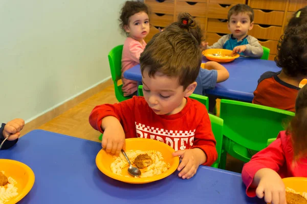 Rehovot, İsrail-Kasım 14.2016:Children anaokulunda yemek öğle yemeği