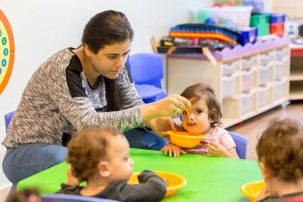Rehovot, İsrail-Kasım 14.2016:Children anaokulunda yemek öğle yemeği