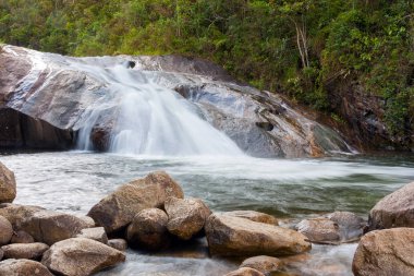 Kayalar ve yeşil su büyük şelale