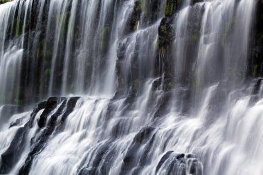 Kayaların üzerinden şelale