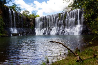 Kayaların üzerinden şelale