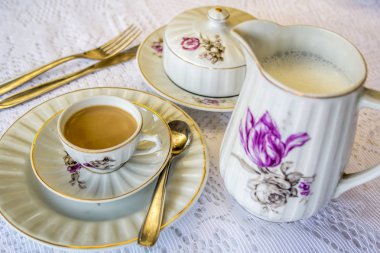 Bir fincan kahve süt ve süt bir çaydanlık