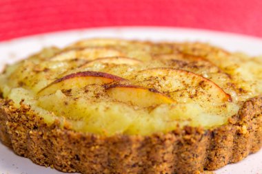 Elmalı turta apple, krem ve beyaz bir plaka üstüne tarçın ile