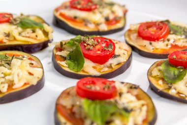 Patlıcan Bruschetta peyniri, kekik ve fesleğen ile