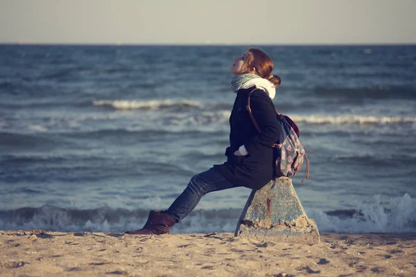 Jenta på stranden. – stockfoto