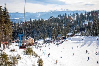 Dağlarda kayak merkezi