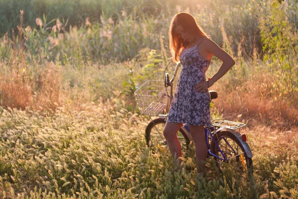 Flicka och cykel — Stockfoto