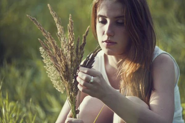 Flicka och spikelets — Stockfoto