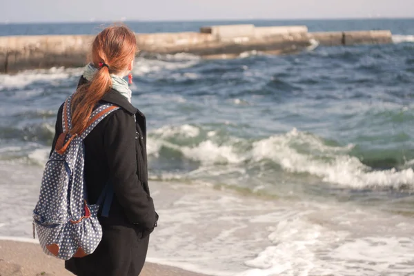 The girl and the sea — Stock Photo, Image