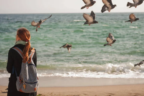 Jente, sjø og fugl – stockfoto