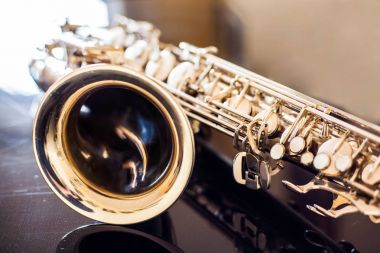 Tenor saksafon. Nefesli klasik araç. Caz, blues klasikleri. Müzik. Saksafon siyah bir arka plan. Siyah ayna yüzey. Müzik tarzı