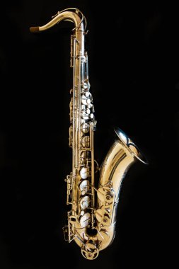 Tenor saksafon. Nefesli klasik araç. Caz, blues klasikleri. Müzik. Saksafon siyah bir arka plan. Siyah ayna yüzey. Müzik tarzı