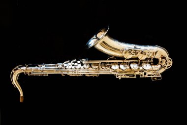 Tenor saksafon. Nefesli klasik araç. Caz, blues klasikleri. Müzik. Saksafon siyah bir arka plan. Siyah ayna yüzey. Müzik tarzı
