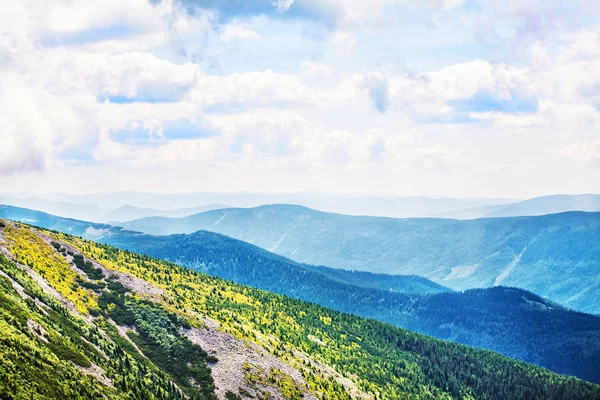 Montagnes en Europe. Ukraine. Carpates. Randonnée en montagne. Voyager dans les montagnes. Vues et paysages de montagne, plantes dans les montagnes, itinéraires touristiques. Ciel et nuages dans les montagnes — Photo