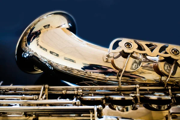 Ténor saxophone. Woodwind Classical Instrument. Jazz, blues, classiques. La musique. Saxophone sur fond noir. Surface miroir noire. Styles de musique — Photo