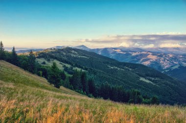 Mountain view, Dağları, hiking panorama. Yaz yürüyüş gezisi. Gökyüzü, bulutlar ve dağlık, doğa yürüyüş parkurları.