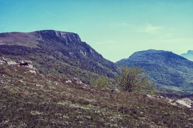 Mountain view, Dağları, hiking panorama. Yaz yürüyüş gezisi. Gökyüzü, bulutlar ve dağlık, doğa yürüyüş parkurları.