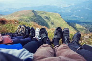 Mountain view, Dağları, hiking panorama. Yaz yürüyüş gezisi. Gökyüzü, bulutlar ve dağlık, doğa yürüyüş parkurları.