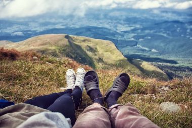 Mountain view, Dağları, hiking panorama. Yaz yürüyüş gezisi. Gökyüzü, bulutlar ve dağlık, doğa yürüyüş parkurları.