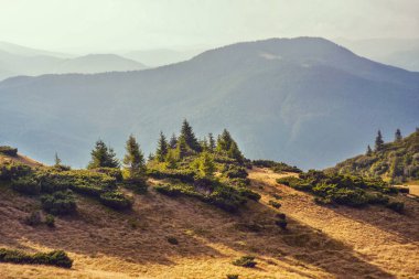Mountain view, Dağları, hiking panorama. Yaz yürüyüş gezisi. Gökyüzü, bulutlar ve dağlık, doğa yürüyüş parkurları.