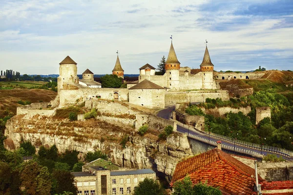 Castelo nas montanhas. Fortaleza. Kamenetz-Podolsky, Ucrânia, Europa Oriental . — Fotografia de Stock