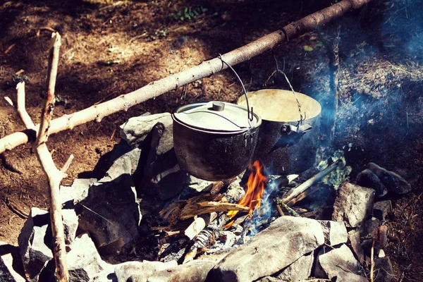 Kochen beim Wandern, Essen in den Bergen, Tourismus. Kochen auf dem Spiel. — Stockfoto