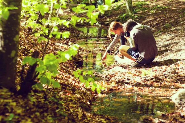 Adam ve kız yüksek dağlarda oturuyor. Sevgi, dostluk, samimiyet, birlikte olmak için fırsat. Dağlarda trekking. Uzun bir yürüyüş, dağ manzaralı bir kızı olan bir adam.