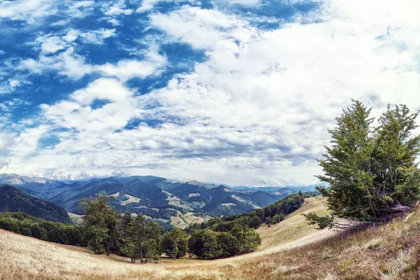 Θέα στο βουνό, πεζοπορία μέσα από τα βουνά, Πανόραμα. Καλοκαίρι ταξίδι πεζοπορίας. Ουρανό, σύννεφα και τη φύση στα υψίπεδα, μονοπάτια πεζοπορίας. — Φωτογραφία Αρχείου