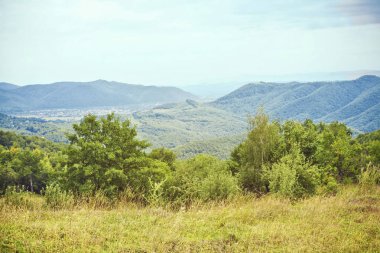 Mountain view, Dağları, hiking panorama. Yaz yürüyüş gezisi. Gökyüzü, bulutlar ve dağlık, doğa yürüyüş parkurları.