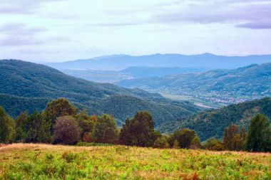 Mountain view, Dağları, hiking panorama. Yaz yürüyüş gezisi. Gökyüzü, bulutlar ve dağlık, doğa yürüyüş parkurları.