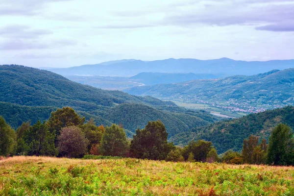 Mountain view, vandring genom bergen, panorama. Sommar vandring. Sky, moln och natur i högländerna, vandringsleder. — Stockfoto