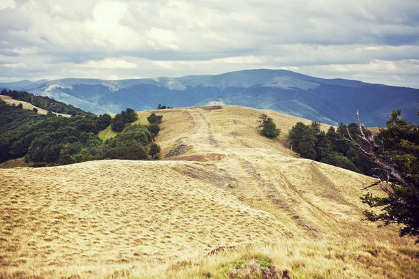 Mountain view, vandring genom bergen, panorama. Sommar vandring. Sky, moln och natur i högländerna, vandringsleder. — Stockfoto