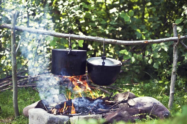 Cozinhar em uma viagem de caminhada, comer nas montanhas, turismo. Cozinhar na fogueira . — Fotografia de Stock