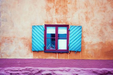 Sarı duvar penceresinde. Eski stil penceresinde