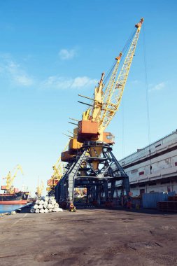 Mavi gökyüzü arka plan üzerinde bağlantı noktası kargo vinç. Liman, Vinç yük vasıl günbatımı için. Ulaşım