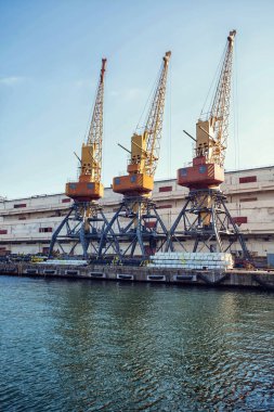 Mavi gökyüzü arka plan üzerinde bağlantı noktası kargo vinç. Liman, Vinç yük vasıl günbatımı için. Ulaşım