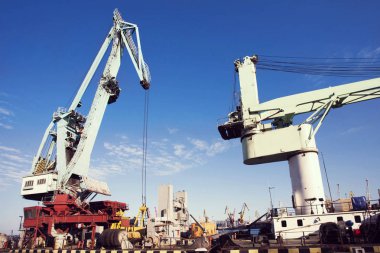 Mavi gökyüzü arka plan üzerinde bağlantı noktası kargo vinç. Liman, Vinç yük vasıl günbatımı için. Ulaşım