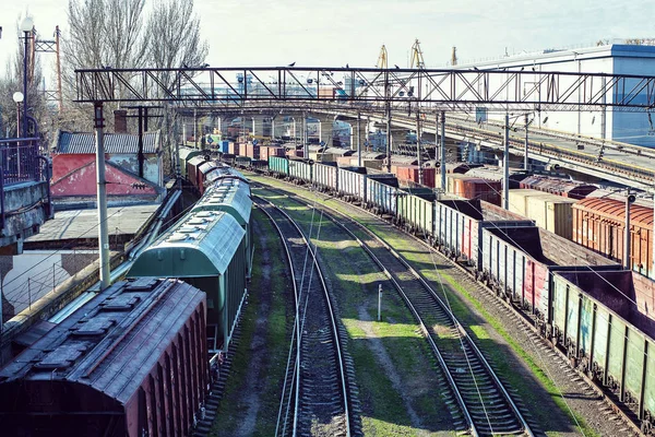 Mercancía Estación de tren en el puerto. Transporte. Carro y carriles —  Fotos de Stock