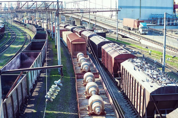 Mercancía Estación de tren en el puerto. Transporte. Carro y carriles —  Fotos de Stock