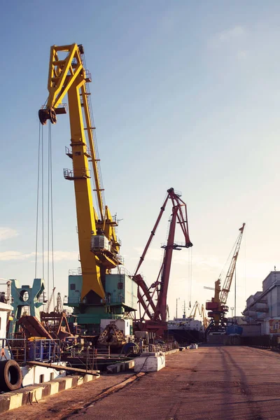 Hafenkran über blauem Himmel. Hafen, Kran für die Verladung bei Sonnenuntergang. Verkehr — Stockfoto