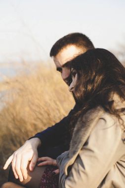 Karı koca doğada, erken Bahar. Mutlu çift tatilde. Aşık gülüyorlar. adam ve kız. akşam parkta hoşlanıyoruz.